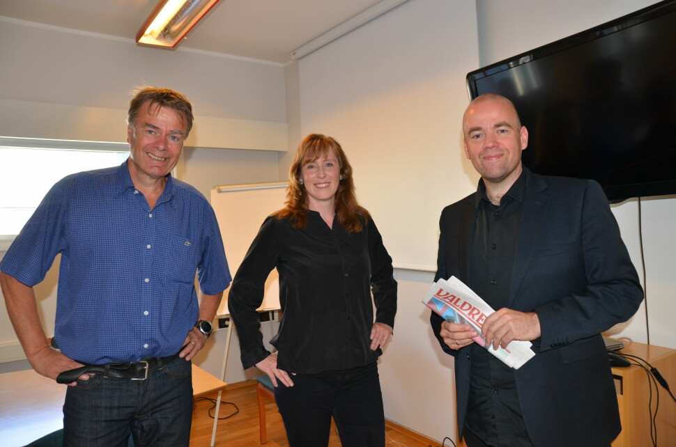 Avtroppende redaktør Ivar Brynildsen, påtroppende redaktør Hilde Lysengen Havro og styreleder Tom Martin Kj. Hartviksen i avisa Valdres.