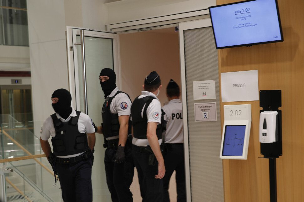 Politi med finlandshetter var en del av sikkerhetsoppbudet rundt terrorrettssaken som startet i Paris onsdag.