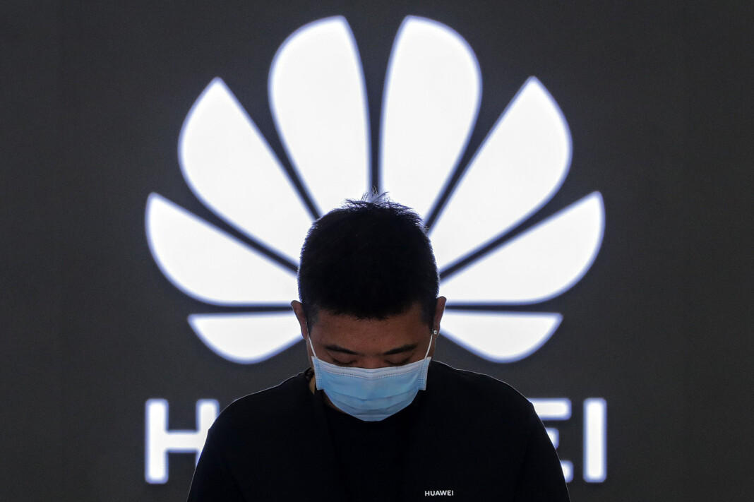 Den kinesiske teknologigiganten Huawei er under internasjonalt press for sine bånd til kinesiske myndigheter. Den kinesiske teknologigiganten Huawei er under internasjonalt press for sine bånd til kinesiske myndigheter.