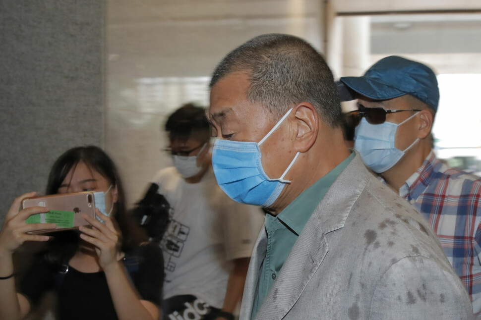 Mediemogulen Jimmy Lai ankommer rettslokalet i Hongkong. Han ble frifunnet for trusler mot en journalist, men er fortsatt tiltalt under den nye kinesiske sikkerhetsloven.