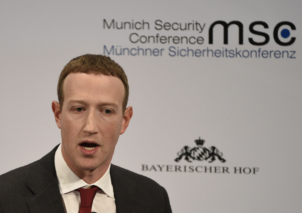Facebook-sjef Mark Zuckerberg sier selskapet har et ansvar for å beskytte demokratiet.