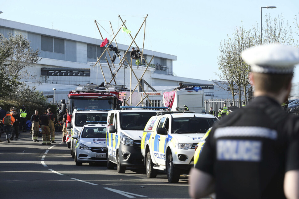 Politi og brannvesen på plass utenfor et trykkeri i Broxbourne nord for London, der miljødemonstranter aksjonerte. Politi og brannvesen på plass utenfor et trykkeri i Broxbourne nord for London, der miljødemonstranter aksjonerte.