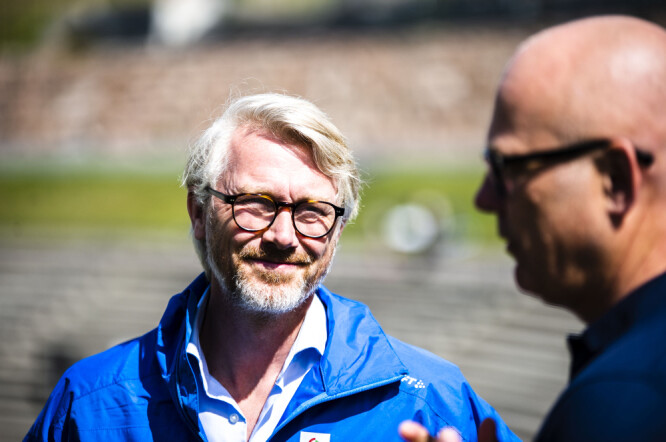 TV 2-sjef Olav T Sandnes og kringkastingssjef Thor Gjermund Eriksen i NRK fortsetter fotballsamarbeidet.