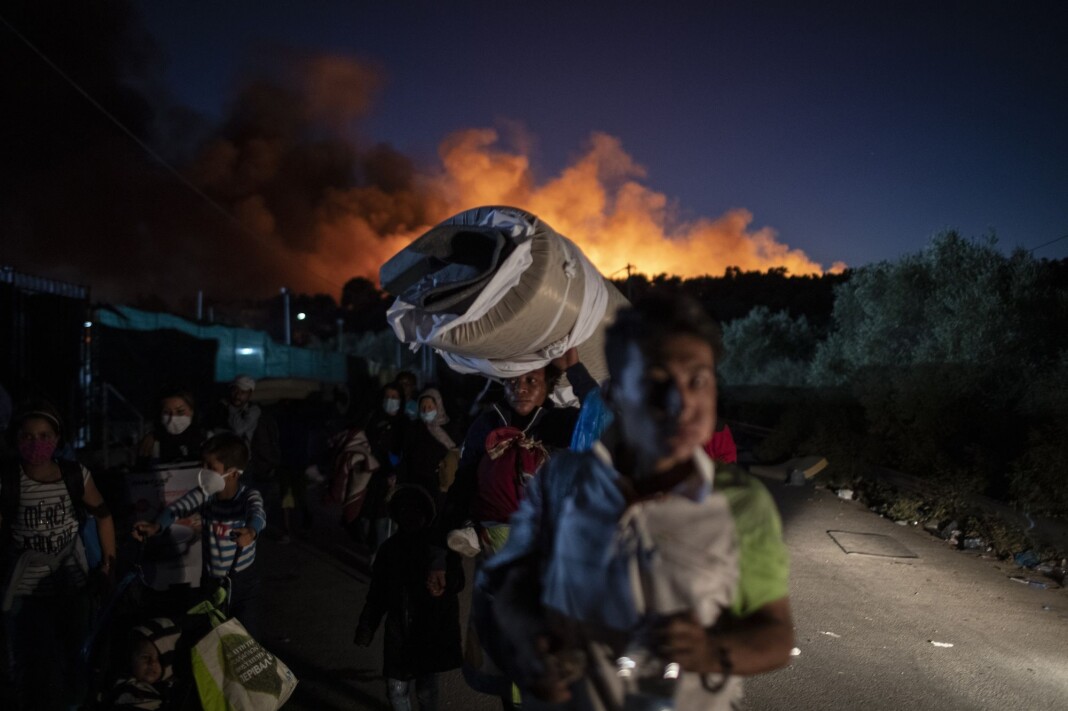 Mennesker flykter fra brannene i Moria-leiren på Lesvos onsdag kveld. Forsker Morten Bøås etterlyser en mediedekning som reflekterer den komplekse situasjonen som har ført til situasjonen på Lesvos. Mennesker flykter fra brannene i Moria-leiren på Lesvos onsdag kveld. Forsker Morten Bøås etterlyser en mediedekning som reflekterer den komplekse situasjonen som har ført til situasjonen på Lesvos.