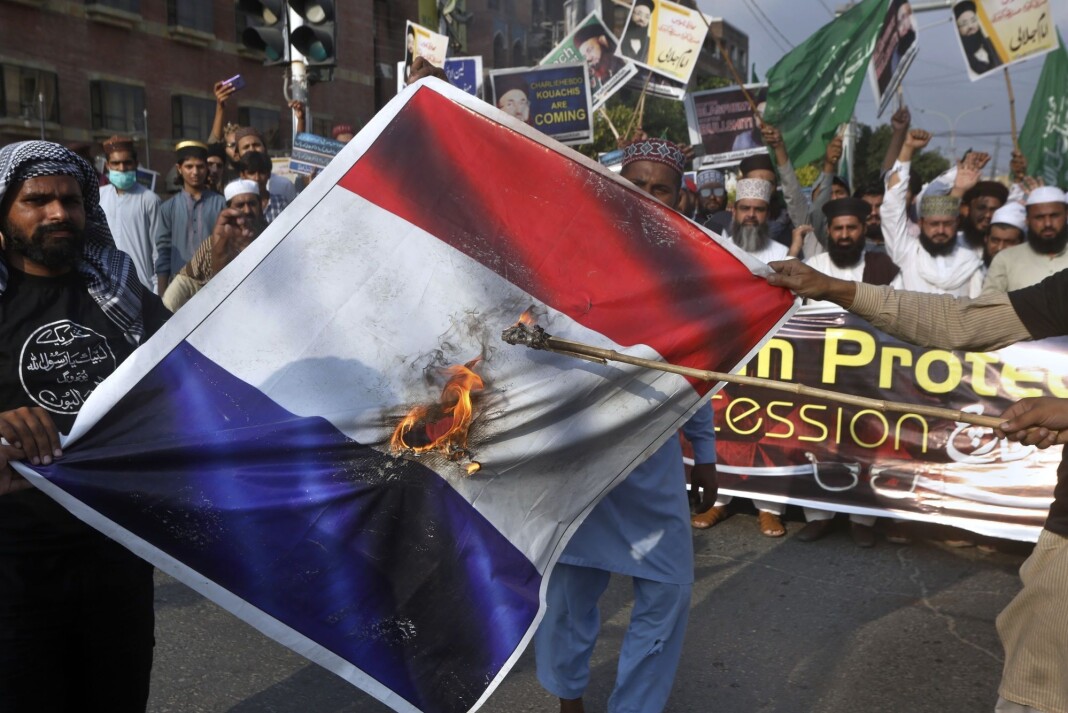 I flere land har det vært protester mot at Charlie Hebdo republiserte karikaturtegninger av profeten Muhammed. Bildet er fra Lahore i Pakistan. I flere land har det vært protester mot at Charlie Hebdo republiserte karikaturtegninger av profeten Muhammed. Bildet er fra Lahore i Pakistan.
