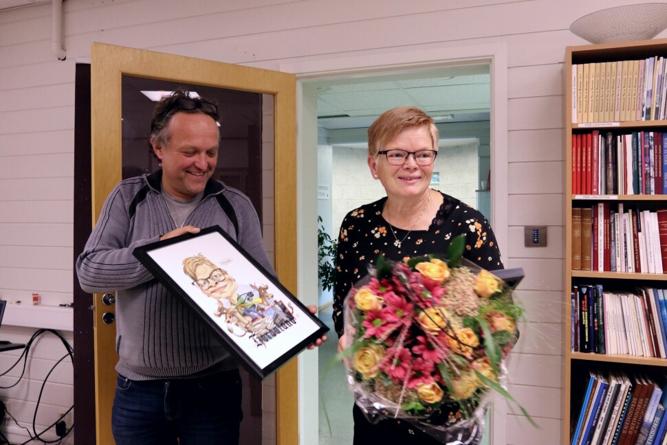 Klubbleder Ørjan Brattetveit i Avisa Hordaland deler ut Bergen Journalistlags hederspris til kollega Sigrid Seim.