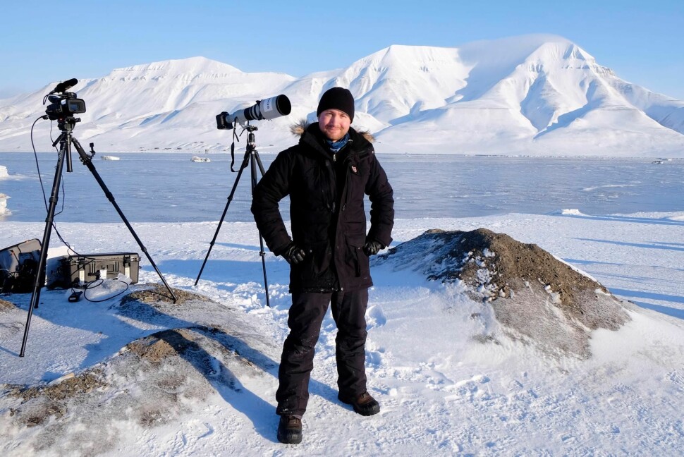 NTB-fotograf Håkon Mosvold Larsen, like etter at han fotograferte total solformørkelse på Svalbard i gnistrende vintervær, og dét på sin egen bursdag. – Da sola kom frem fra mørket igjen hadde vi tårer i øynene og var helt euforiske av den mektige naturopplevelsen.
