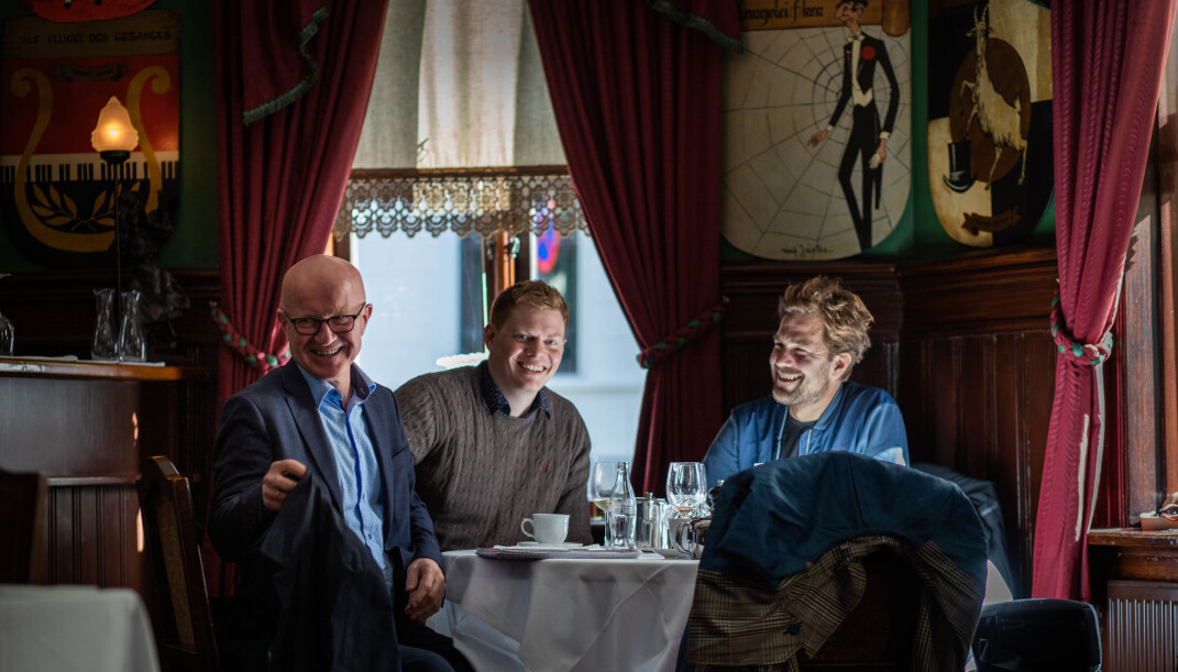 Bjørn Haugan (t.v), Eirik Røsvik og Eiliv Frich Flydal har nettopp sett sentralbanksjef Øystein Olsen gå forbi dem da de møter Journalisten på Engebret Café på Bankplassen i Oslo. Bjørn Haugan (t.v), Eirik Røsvik og Eiliv Frich Flydal har nettopp sett sentralbanksjef Øystein Olsen gå forbi dem da de møter Journalisten på Engebret Café på Bankplassen i Oslo.