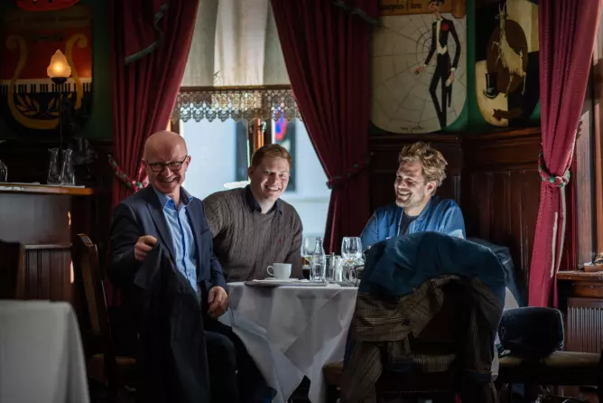 Bjørn Haugan (t.v), Eirik Røsvik og Eiliv Frich Flydal har nettopp sett sentralbanksjef Øystein Olsen gå forbi dem da de møter Journalisten på Engebret Café på Bankplassen i Oslo.