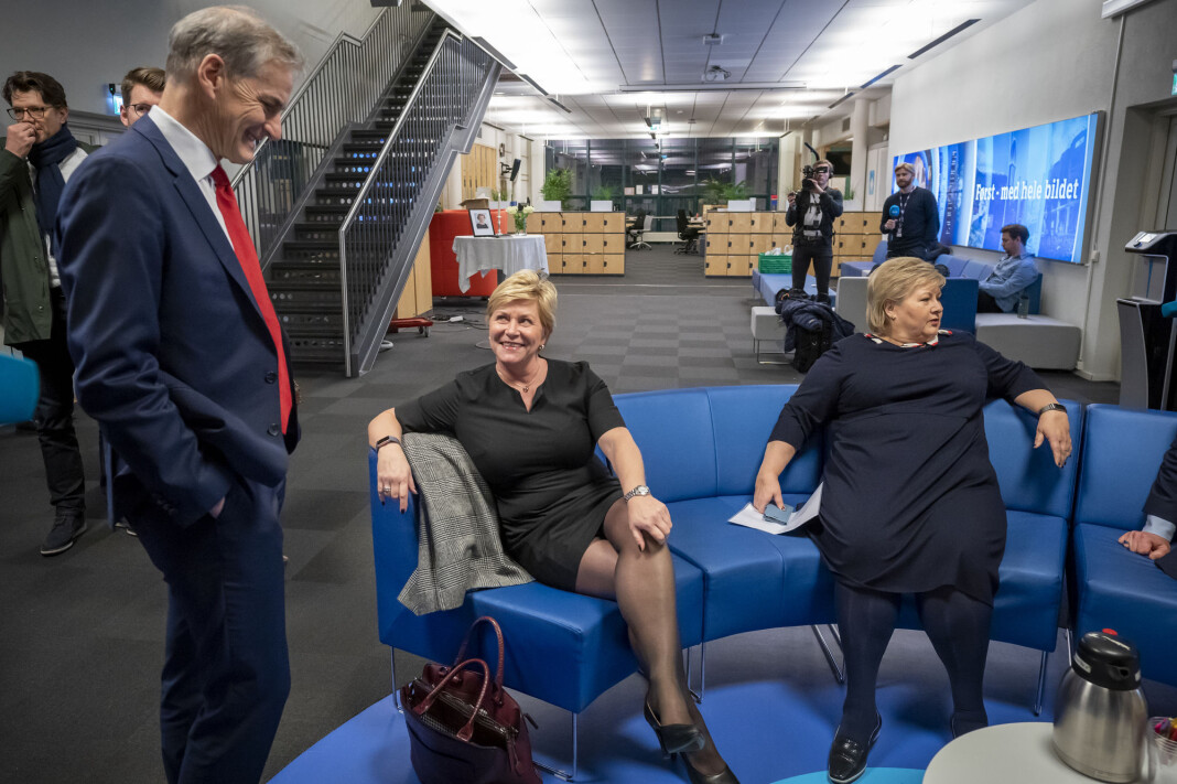 Statsminister Erna Solberg (H), daværende finansminister Siv Jensen (Frp) og Jonas Gahr Støre (Ap) venter på at de skal delta i Dagsnytt 18. Bildet er fra januar. Statsminister Erna Solberg (H), daværende finansminister Siv Jensen (Frp) og Jonas Gahr Støre (Ap) venter på at de skal delta i Dagsnytt 18. Bildet er fra januar.