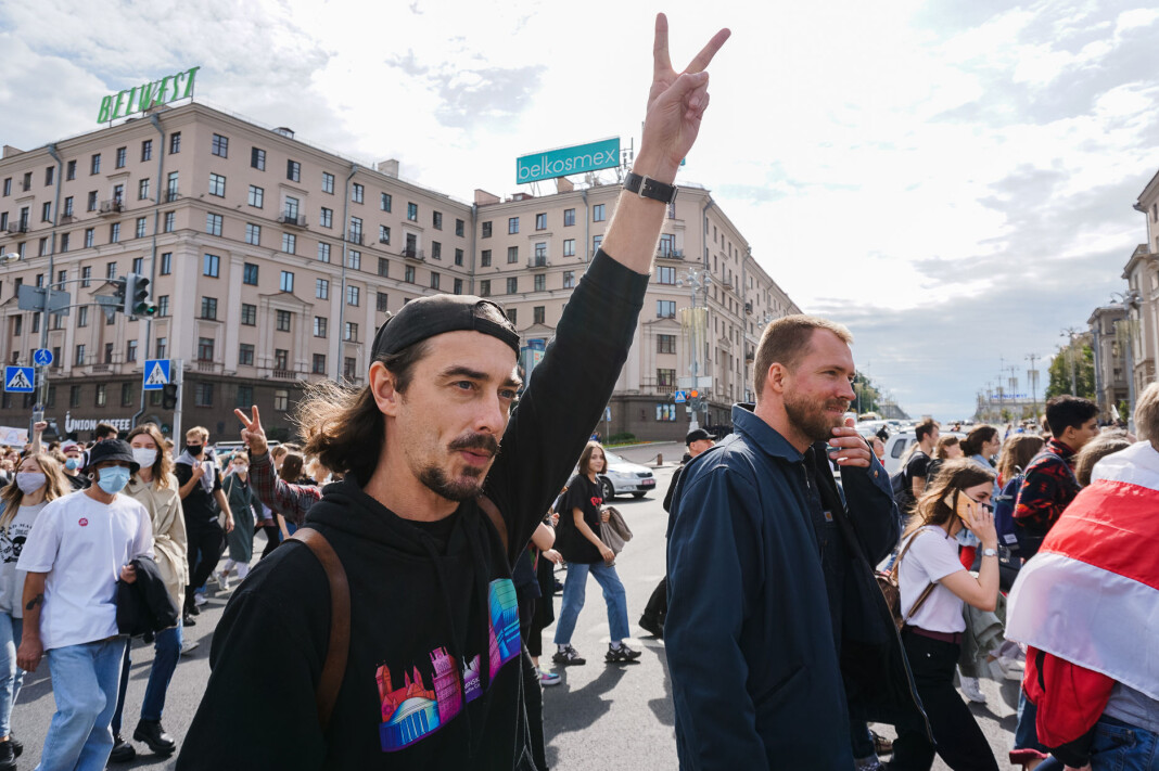 Klassekampens journalist Ole Øyvind Sand Holth (t.h) intervjuet en aktivist (t.v) som ikke lenge etterpå ble arrestert. Her fra en demonstrasjon arrangert av studenter. Klassekampens journalist Ole Øyvind Sand Holth (t.h) intervjuet en aktivist (t.v) som ikke lenge etterpå ble arrestert. Her fra en demonstrasjon arrangert av studenter.