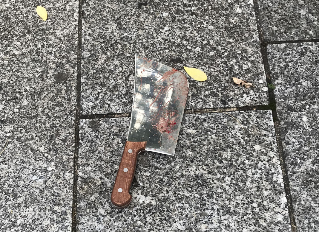 En kjøttøks som skal ha vært våpenet som ble brukt da en mann gikk til angrep på to personer utenfor satiremagasinet Charlie Hebdos tidligere lokaler i Paris, ligger etterlatt på gaten. En kjøttøks som skal ha vært våpenet som ble brukt da en mann gikk til angrep på to personer utenfor satiremagasinet Charlie Hebdos tidligere lokaler i Paris, ligger etterlatt på gaten.