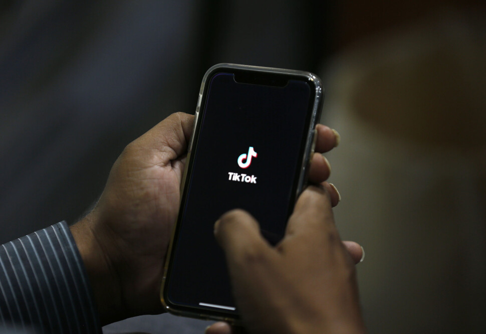 President Donald Trump kaller Tiktok en nasjonal sikkerhetstrussel og beskylder virksomhetens morselskap for å ha forbindelser til kinesiske myndigheter. President Donald Trump kaller Tiktok en nasjonal sikkerhetstrussel og beskylder virksomhetens morselskap for å ha forbindelser til kinesiske myndigheter.