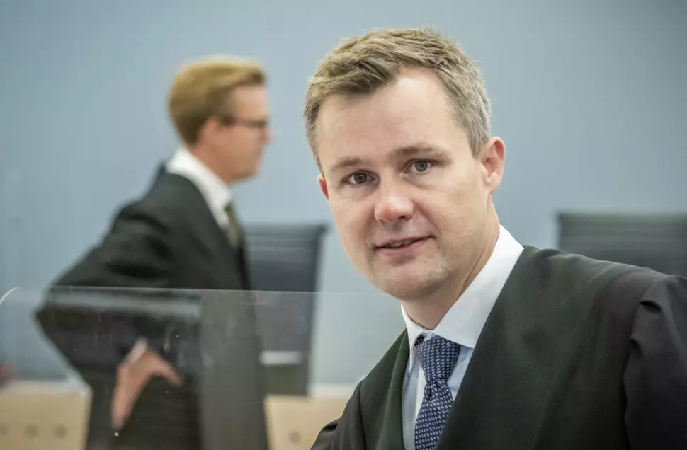 Forsvarer Bernt Heiberg holdt innlegg for å be retten pålegge medier å utlevere e-poster. Aktor Frederik Ranke i bakgrunnen.