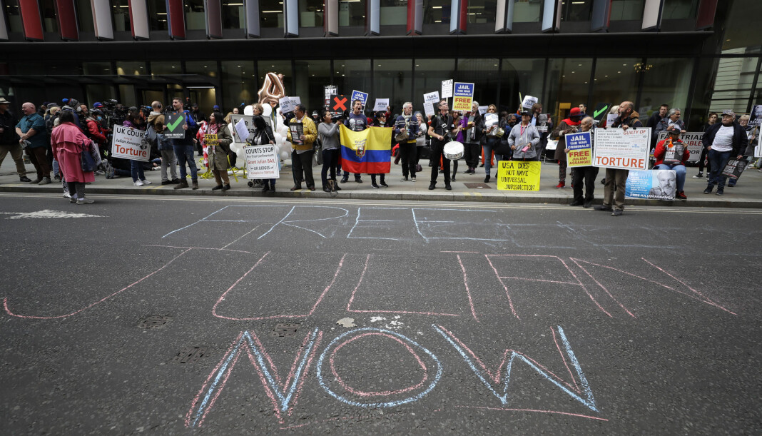 Demonstranter viser sin støtte til Julian Assange utenfor rettsbygningen der spørsmålet om han skal utleveres til USA blir avgjort. Demonstranter viser sin støtte til Julian Assange utenfor rettsbygningen der spørsmålet om han skal utleveres til USA blir avgjort.