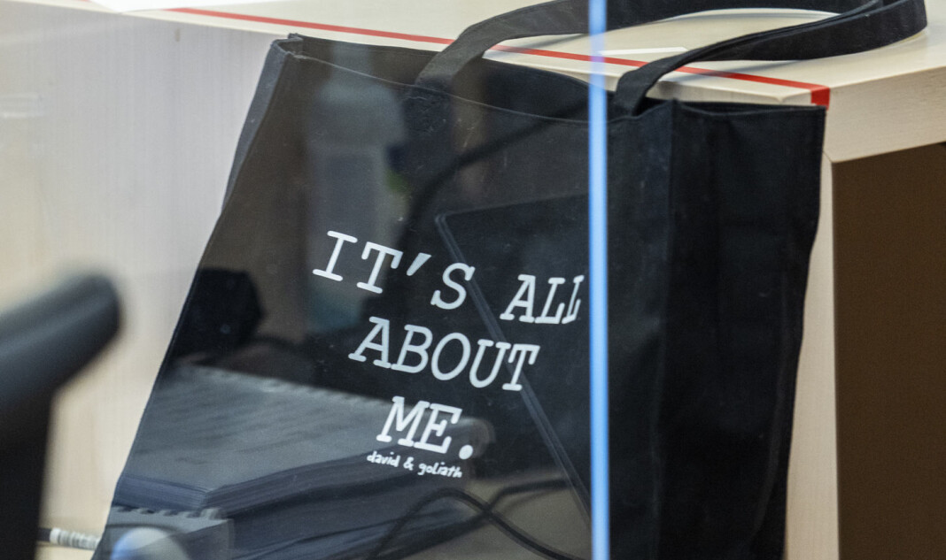 Laila Anita Bertheussen bar veske med påskriften «It's all about me» i retten, men denne uka har saken også handlet om kildevernet. Laila Anita Bertheussen bar veske med påskriften «It's all about me» i retten, men denne uka har saken også handlet om kildevernet.