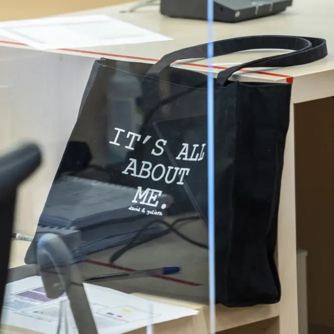 Laila Anita Bertheussen bar veske med påskriften «It's all about me» i retten, men denne uka har saken også handlet om kildevernet. Laila Anita Bertheussen bar veske med påskriften «It's all about me» i retten, men denne uka har saken også handlet om kildevernet.