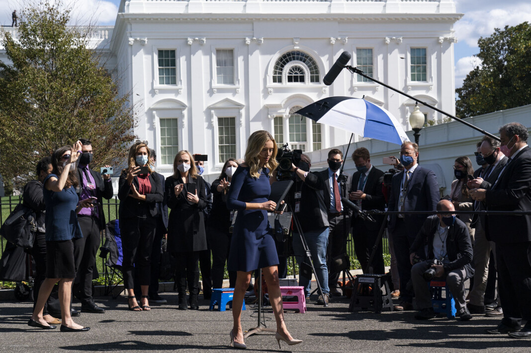 Pressesekretær i Det hvite hus, Kayleigh McEnany, sammen med journalister utenfor Det hvite hus fredag. Pressesekretær i Det hvite hus, Kayleigh McEnany, sammen med journalister utenfor Det hvite hus fredag.
