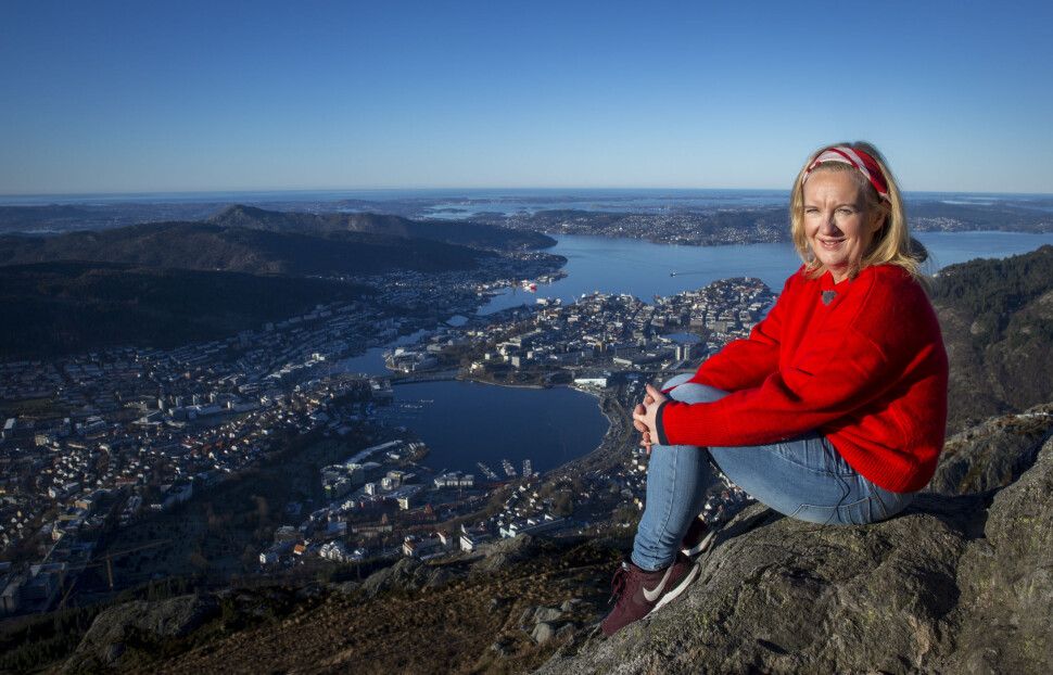 Liv Skotheim, tidligere debattleder i Bergens Tidende, er her på Ulriken for å spille inn en video for å få folk til å delta i en konkurranse. Liv Skotheim, tidligere debattleder i Bergens Tidende, er her på Ulriken for å spille inn en video for å få folk til å delta i en konkurranse.