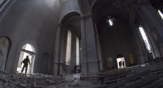 Flere journalister såret i angrep mot historisk katedral i Nagorno-Karabakh Flere journalister såret i angrep mot historisk katedral i Nagorno-Karabakh