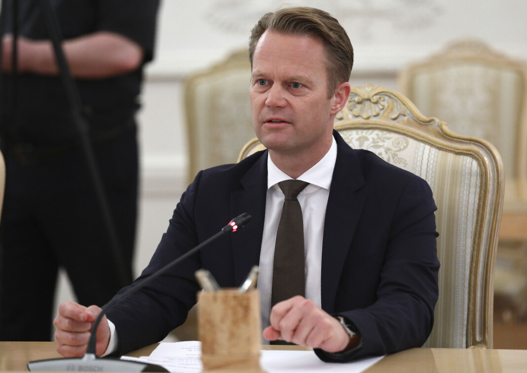 Danmarks utenriksminister Jeppe Kofod er opprørt av dokumentaren Muldvarpen, som sendes på NRK. Han vil ta dokumentaren til FNs sanksjonskomité. Danmarks utenriksminister Jeppe Kofod er opprørt av dokumentaren Muldvarpen, som sendes på NRK. Han vil ta dokumentaren til FNs sanksjonskomité.