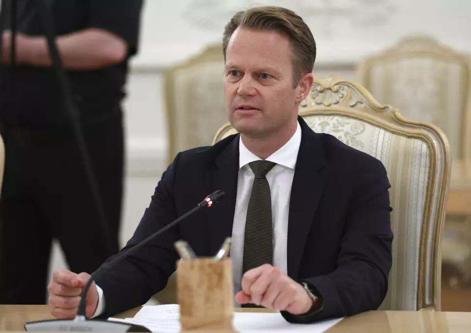 Danmarks utenriksminister Jeppe Kofod er opprørt av dokumentaren Muldvarpen, som sendes på NRK. Han vil ta dokumentaren til FNs sanksjonskomité.