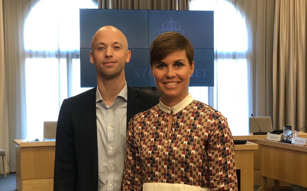 Norsk Journalistlags Mads Backer-Owe og Ina Lindahl Nyrud på plass under en stortingshøring om varsling. Norsk Journalistlags Mads Backer-Owe og Ina Lindahl Nyrud på plass under en stortingshøring om varsling.