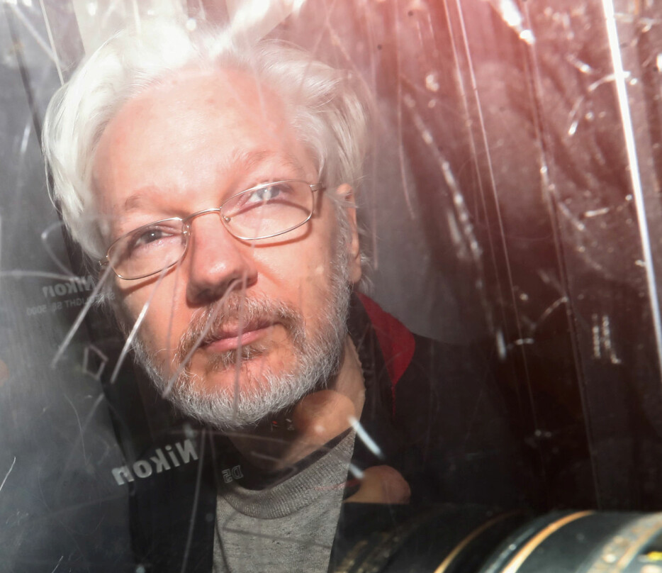 Julian Assange forlater rettslokalene i London i januar 2020.