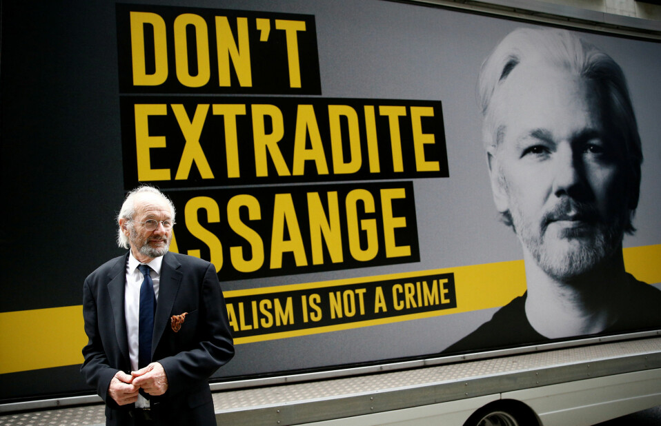 Julian Assanges far John Shipton fotografert utenfor rettssalen i London.