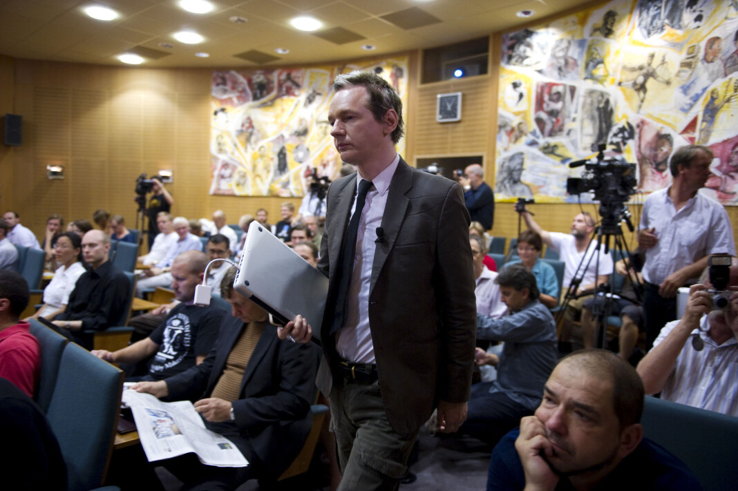 Julian Assange på et seminar i Sverige i 2010. Her varslet at Wikileaks vil publisere 15.000 hemmeligstemplede krigsdokumentene i løpet av de neste to ukene. Julian Assange på et seminar i Sverige i 2010. Her varslet at Wikileaks vil publisere 15.000 hemmeligstemplede krigsdokumentene i løpet av de neste to ukene.