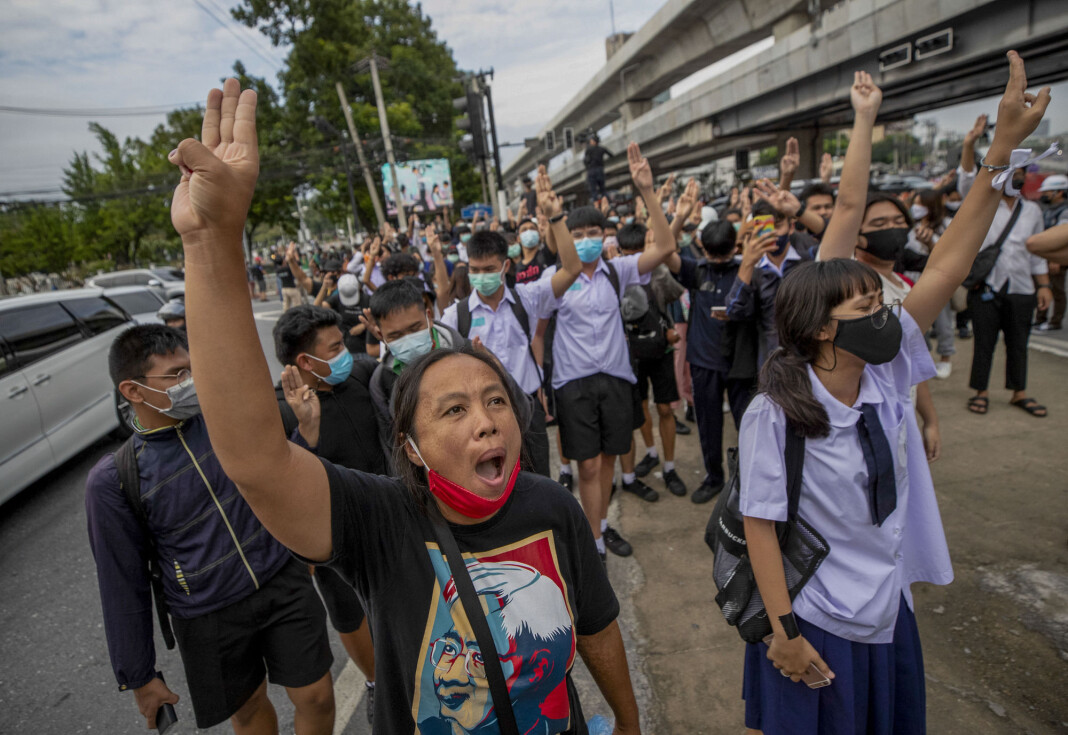 Demonstrantene i Thailand krever at regjeringen går av, at det skrives en ny grunnlov, og at monarkiet reformeres. Demonstrantene i Thailand krever at regjeringen går av, at det skrives en ny grunnlov, og at monarkiet reformeres.