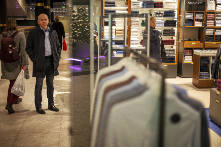 Livvakten venter utenfor klesbutikken mens statsministeren Erna Solberg er på julehandel. Livvakten venter utenfor klesbutikken mens statsministeren Erna Solberg er på julehandel.