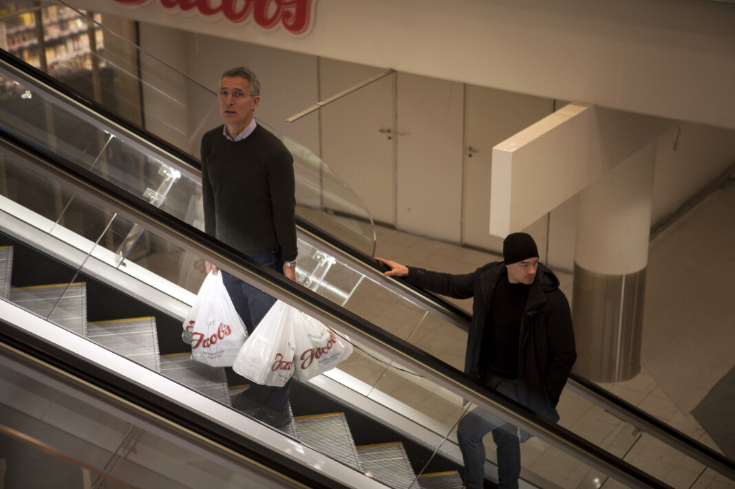 Jens Stoltenberg, Natos generalsekretær, på handletur på Jacobs Majorstuen, i følge med livvakt fra PST. Jens Stoltenberg, Natos generalsekretær, på handletur på Jacobs Majorstuen, i følge med livvakt fra PST.