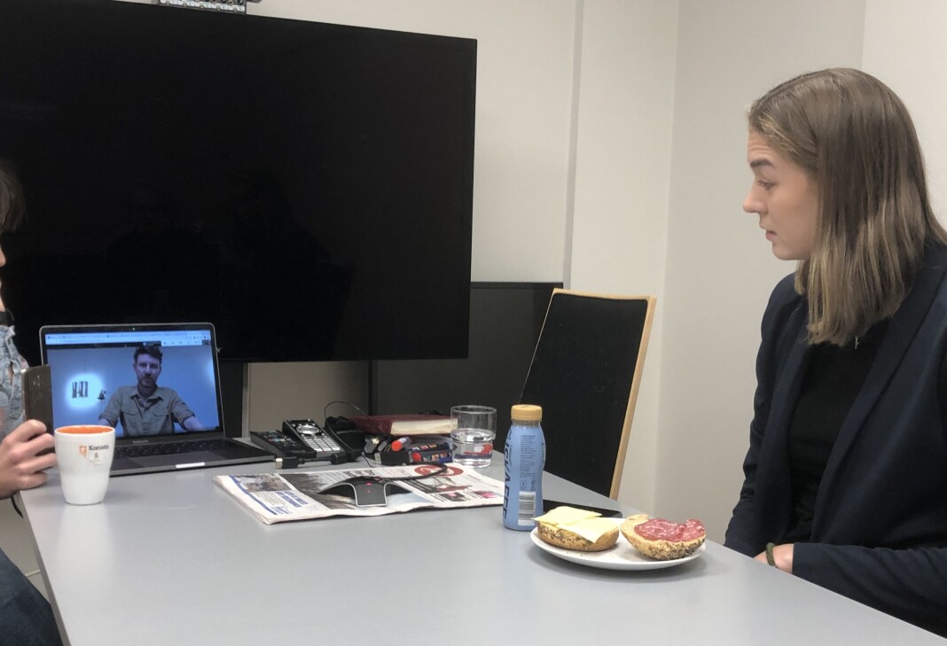Leder for Bergen Journalistlag, Jens Kihl (på skjermen), overrasker Johanna Magdalena Husebye med Årets studentpris. Leder for Bergen Journalistlag, Jens Kihl (på skjermen), overrasker Johanna Magdalena Husebye med Årets studentpris.