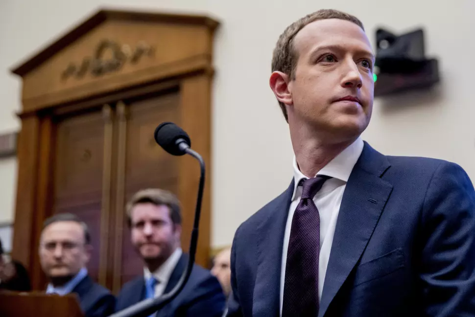 Facebook-sjef Mark Zuckerberg må samme med Twitter-sjef Jack Dorsey svare i en høring i Senatet for de sosiale medienes håndtering av politisk innhold.