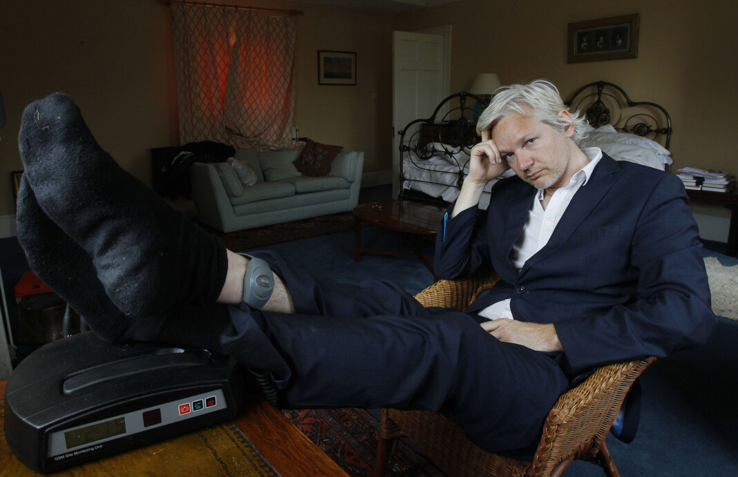 Julian Assange fotografert i 2011 med fotlenke. På denne tiden satt Wikileaks-gründeren i husarrest i Storbritannia. Julian Assange fotografert i 2011 med fotlenke. På denne tiden satt Wikileaks-gründeren i husarrest i Storbritannia.