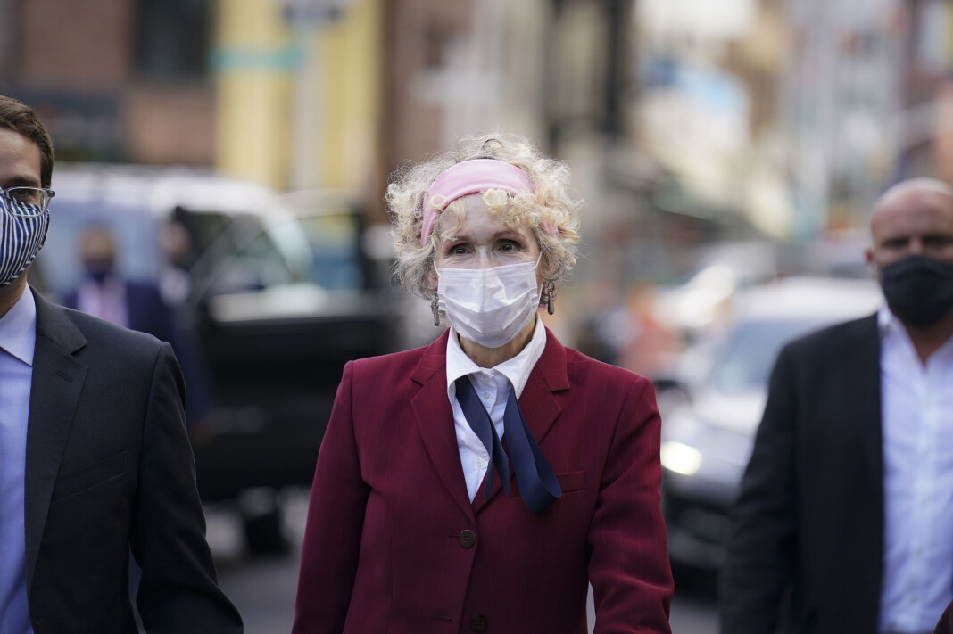 E. Jean Carroll har saksøkt president Donald Trump for ærekrenkelser. Her er hun utenfor en rettsbygning i New York i forrige uke. E. Jean Carroll har saksøkt president Donald Trump for ærekrenkelser. Her er hun utenfor en rettsbygning i New York i forrige uke.
