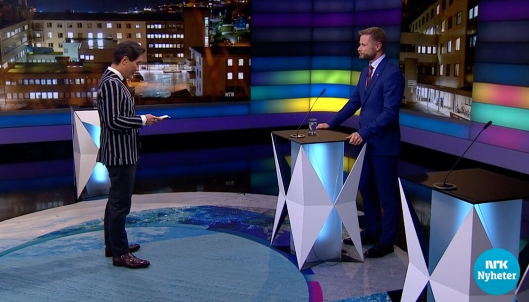 Bent Høie blir intervjuet av NRKs Fredrik Solvang. Bent Høie blir intervjuet av NRKs Fredrik Solvang.