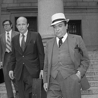 Floyd Abrams (t.v.) og advokatkollega Lawrence McKay. De to har i den den føderale rettsbygningen bak seg forsvart New York Times' publisering av Pentagon Papers. Bildet er fra juni 1971. Floyd Abrams (t.v.) og advokatkollega Lawrence McKay. De to har i den den føderale rettsbygningen bak seg forsvart New York Times' publisering av Pentagon Papers. Bildet er fra juni 1971.