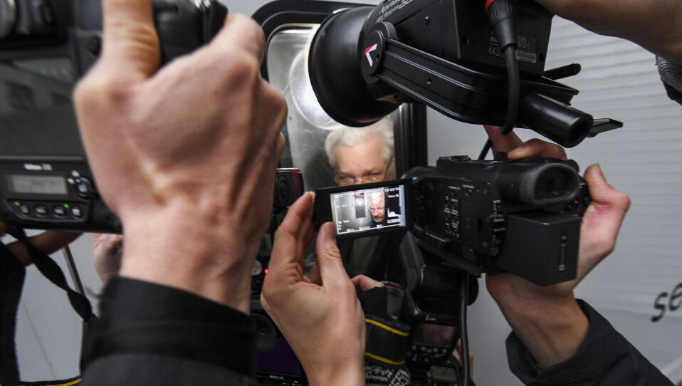 Julian Assange på vei tilbake til fengselet etter en rettshøring i januar 2020. Julian Assange på vei tilbake til fengselet etter en rettshøring i januar 2020.