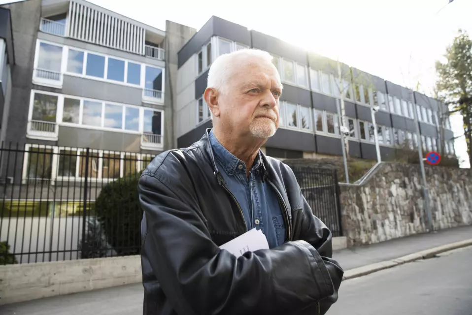 Rune Ottosen holdt appell under støttemarkering for Julian Assange utenfor den britiske ambassaden i Oslo i april 2019.