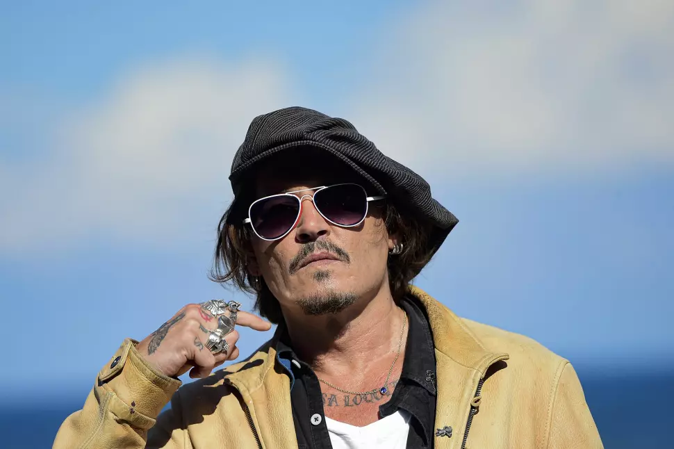 Skuespiller Johnny Depp saksøkte The Sun for å ha omtalt han som en konemishandler. Mandag kom dommen, som ikke gikk i hans favør.