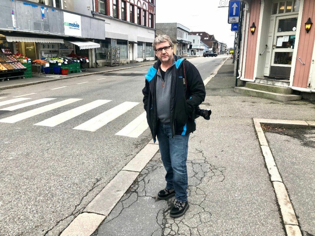 Sarpsborg Arbeiderblad-journalist Johnny Helgesen tilbake på stedet der han ble angrepet mandag.