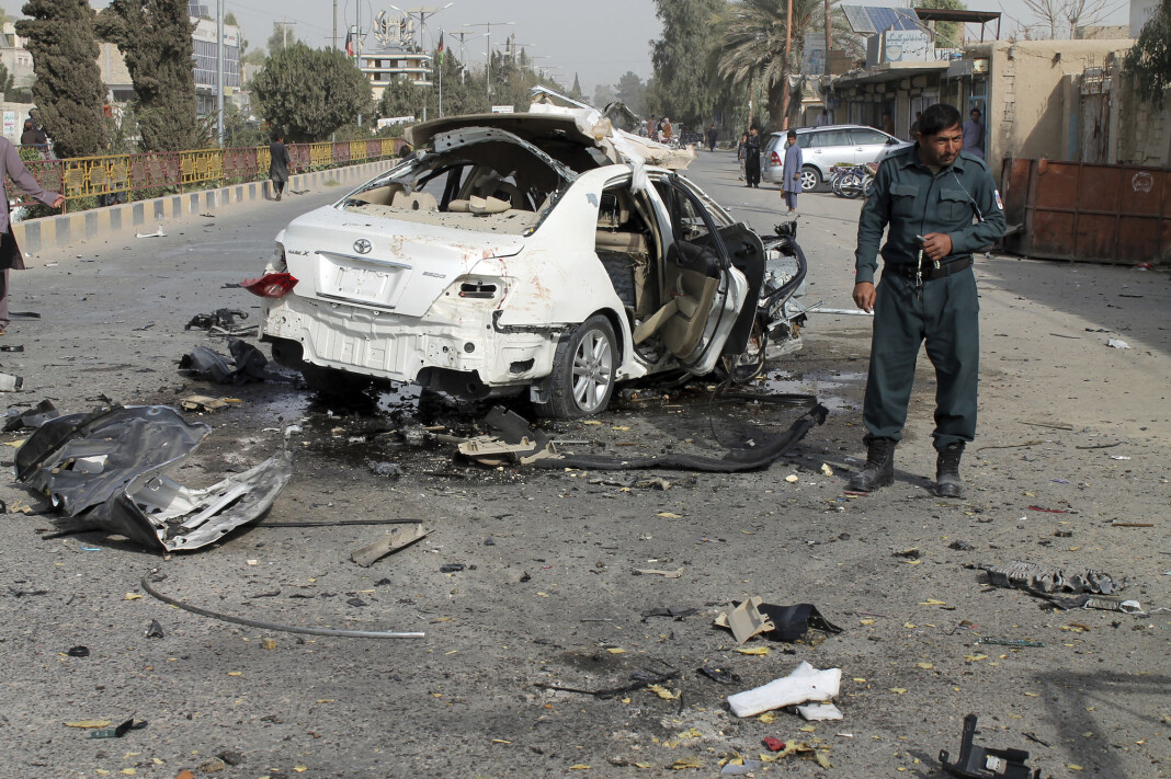 Radiojournalisten lyas Dayee ble drept i provinshovedstaden Lashkar Gah av en bombe som var skjult i bilen hans. Radiojournalisten lyas Dayee ble drept i provinshovedstaden Lashkar Gah av en bombe som var skjult i bilen hans.