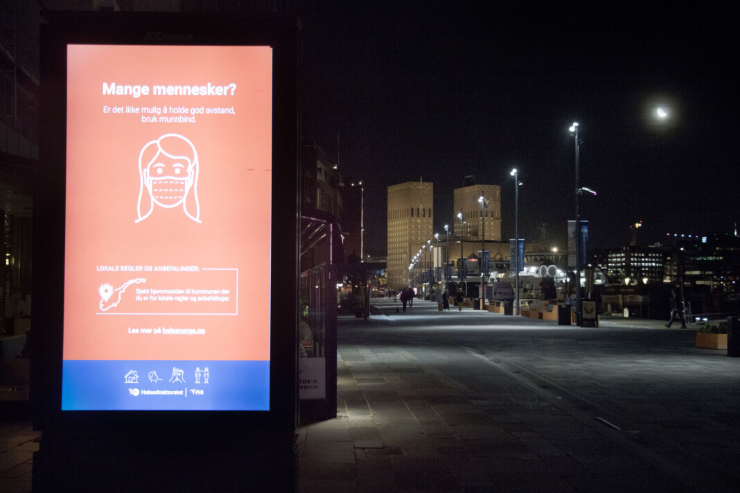 Lysende utendørs reklame med budskap fra Helsedirektoratet. Selv om reklamemarkedet har falt drastisk under koronapandemien, viser det nå tegn til bedring, ifølge Mediebyråforeningen. Lysende utendørs reklame med budskap fra Helsedirektoratet. Selv om reklamemarkedet har falt drastisk under koronapandemien, viser det nå tegn til bedring, ifølge Mediebyråforeningen.