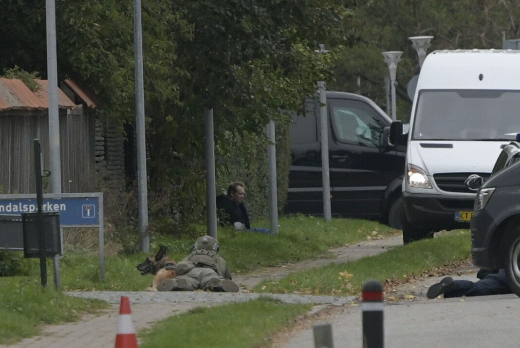 En politimann holder drapsdømte Peter Madsen under oppsikt etter rømmingen den 20. oktober. Danmarks justisminister kritiserte mandag Herstedvester fengsel der Madsen satt, og sier også at Madsen ikke burde vært plassert der. En politimann holder drapsdømte Peter Madsen under oppsikt etter rømmingen den 20. oktober. Danmarks justisminister kritiserte mandag Herstedvester fengsel der Madsen satt, og sier også at Madsen ikke burde vært plassert der.