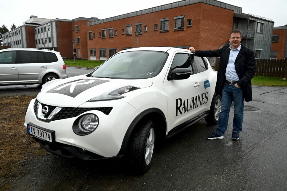 De to reportasjebilene med Raumnes-logo vil ikke lenger være synlige i dekningsområdet til lokalavisen. På bildet er ansvarlig redaktør og daglig leder Fred C. Gjestad.