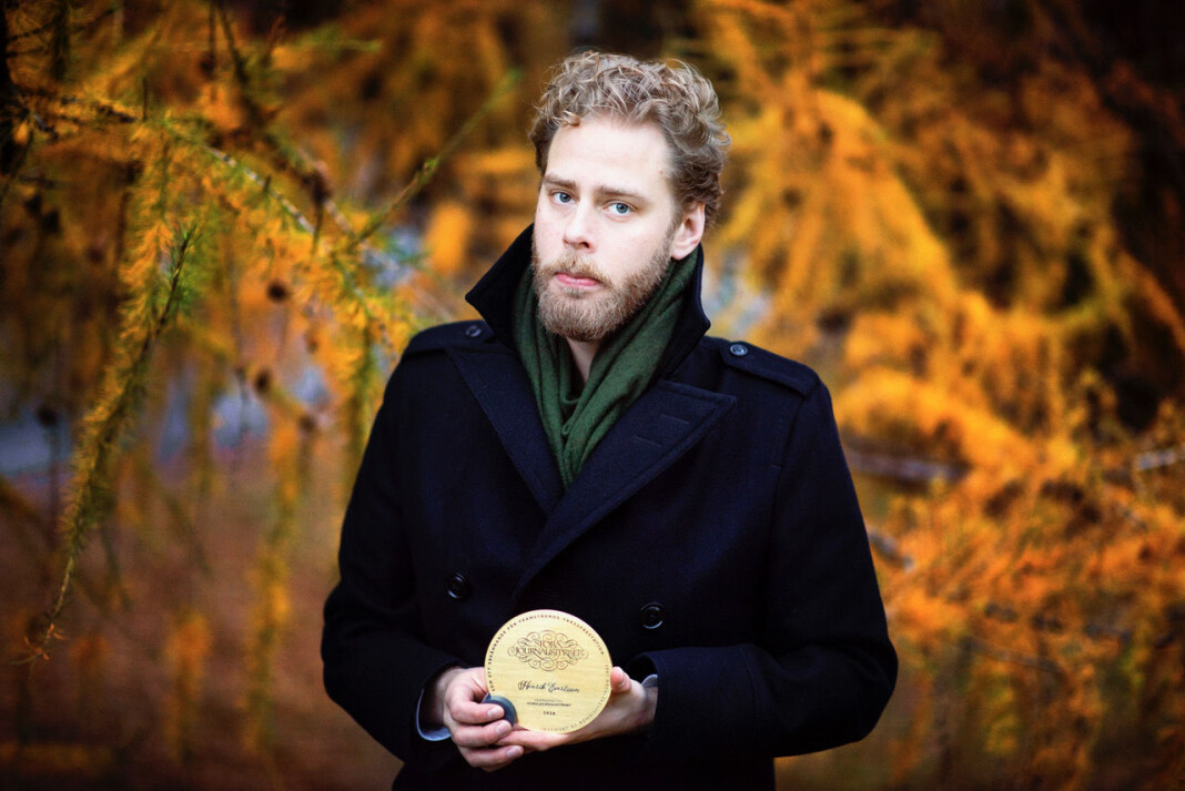 Aldri før har en norsk tv-serie vunnet Stora Journalistpriset. Her viser prisvinner Henrik Evertsson fram premien. Aldri før har en norsk tv-serie vunnet Stora Journalistpriset. Her viser prisvinner Henrik Evertsson fram premien.