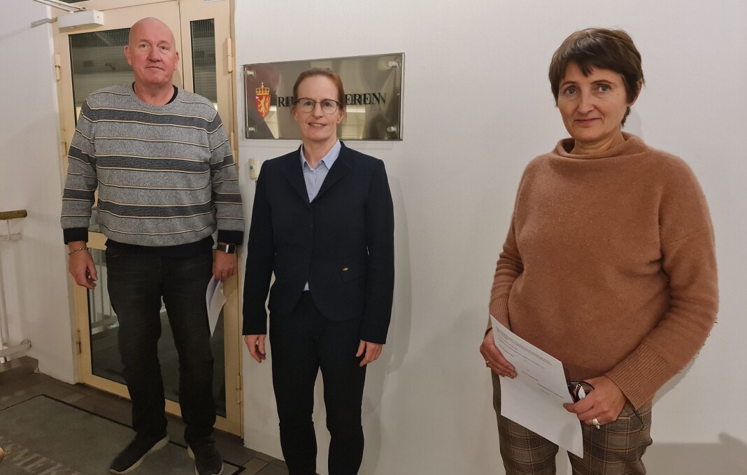 Fra venstre Fellesforbundets forhandlingsleder Ole Einar Adamsrød, riksmekler Inger-Marie Landfall. og MBLs forhandlingsleder Pernille Børset. Fra venstre Fellesforbundets forhandlingsleder Ole Einar Adamsrød, riksmekler Inger-Marie Landfall. og MBLs forhandlingsleder Pernille Børset.