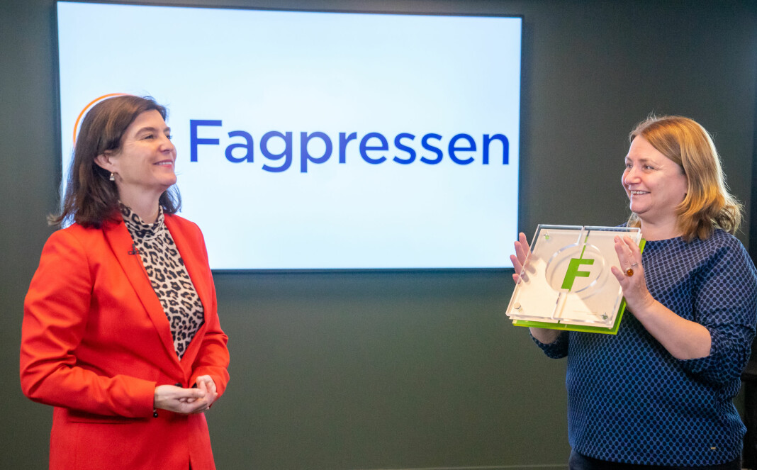 Nina Kristiansen, redaktør for forskning.no, mottar Fagpresseprisen 2020 fra juryleder Kjersti Løken Stavrum (t.v.).
